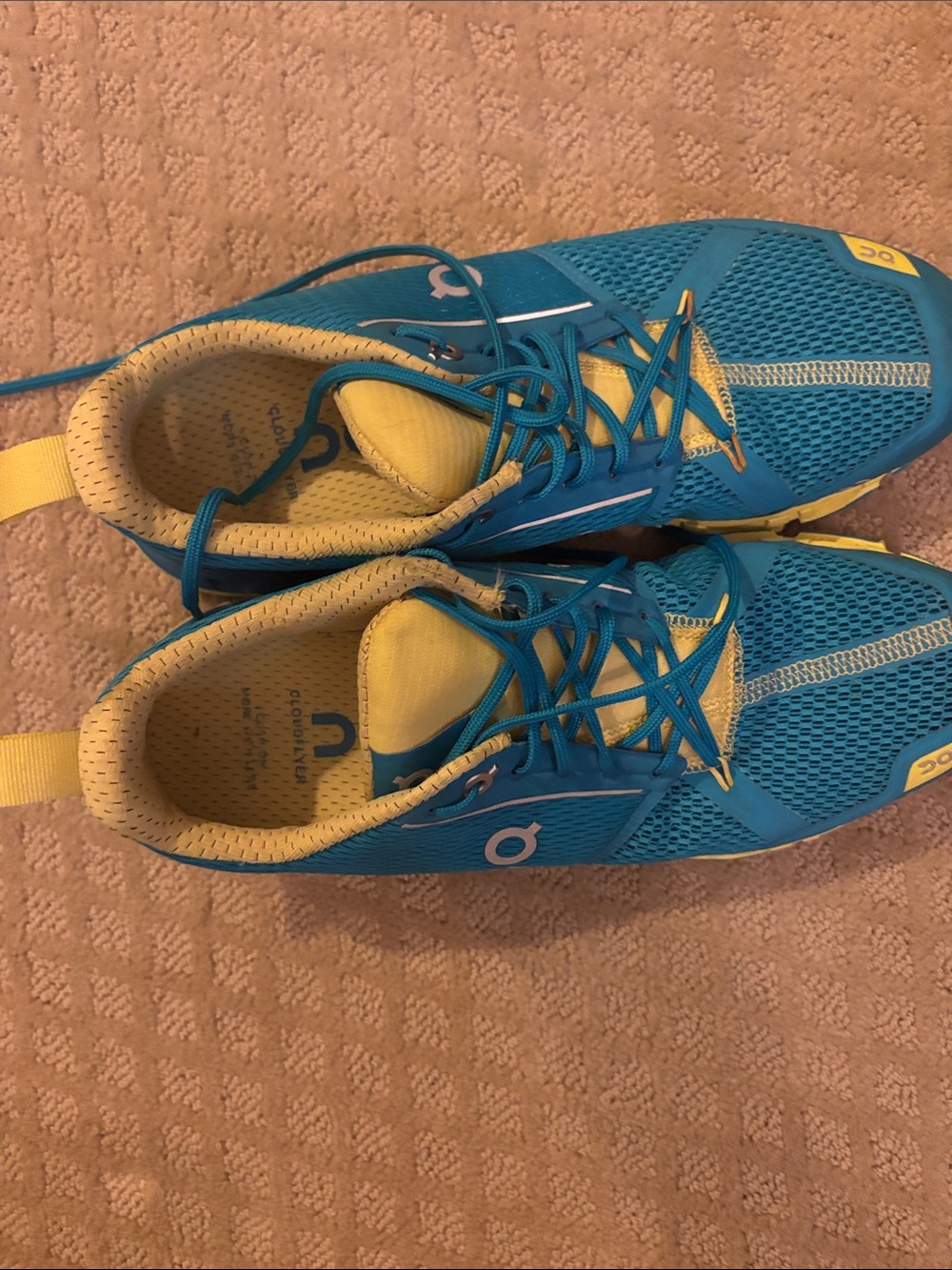 On running OnCloud running shoes. Turquoise blue and yellow. - Picture 2 of 4